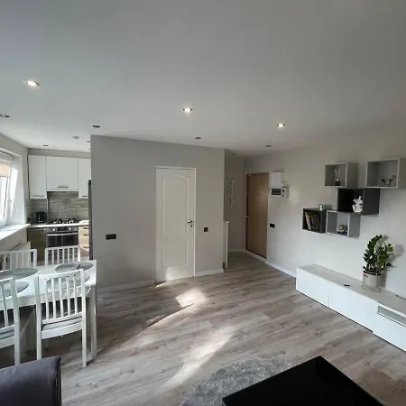 Apartment Expansive One Bedroom Gem In A Peaceful Locale *